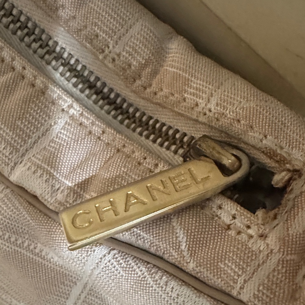 CHANEL Elegant Shoulder Bag - Picture 2 of 16